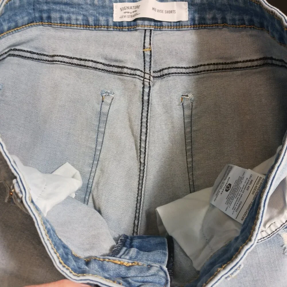 Levi's Signature Mid Rise Denim Jean Shorts, Lt. Wash, Distressed  Size 12 - W31 - Picture 9 of 15